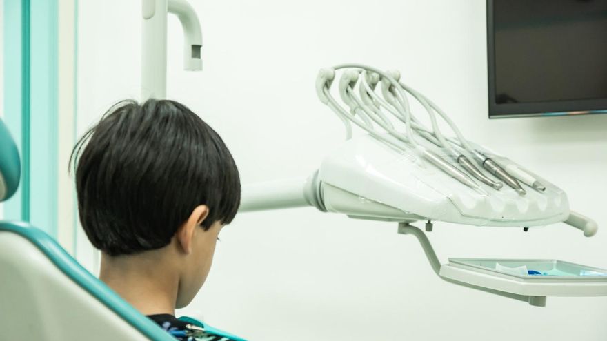La eterna espera de un niño ovetense con autismo para quitarle una muela: &quot;Sufre un dolor constante que no comprende&quot;