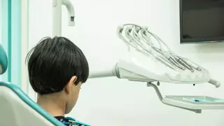 La eterna espera de un niño ovetense con autismo para quitarle una muela: "Sufre un dolor constante que no comprende"