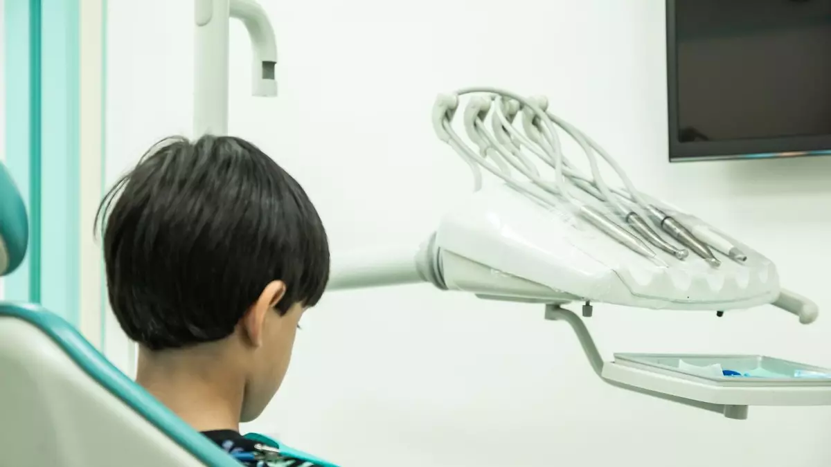 La eterna espera de un niño ovetense con autismo para quitarle una muela: "Sufre un dolor constante que no comprende"