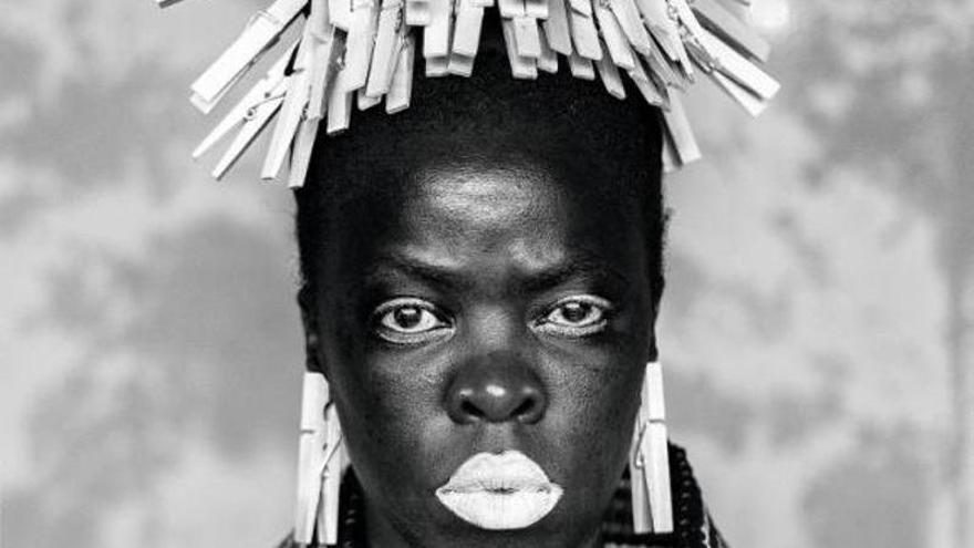 FOTOGRAFÍA DE LA ARTISTA SUDAFRICANA ZANELE MUHOLI. | CASA ÁFRICA