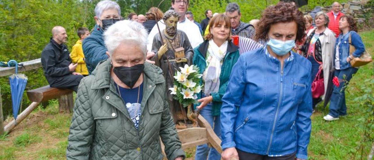 Vecinas de Fontes Cavadas llevan en andas la imagen de Santo Domingo de la Calzada, tras la celebración ayer de la misa en la restaurada capilla, en la fiesta de su patrón. |A. Paredes