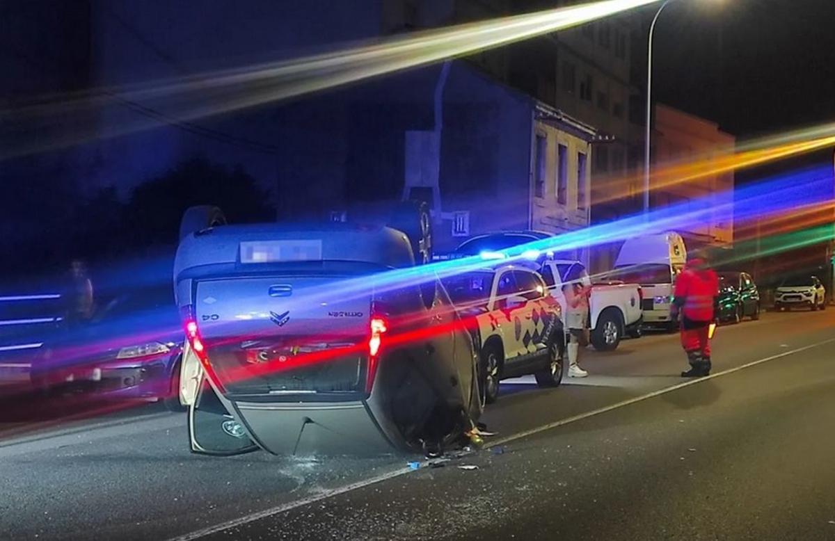 Así quedó el coche tras colisionar con otro que estaba estacionado en Chapela.