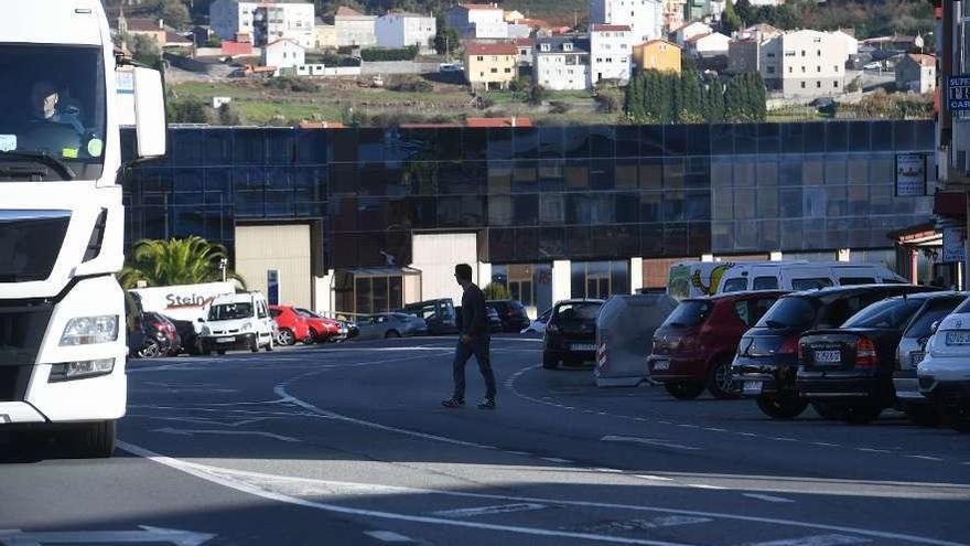 Un peatón cruza la avenida de Finisterre, en Arteixo, a la altura de la travesía de A Groufa.