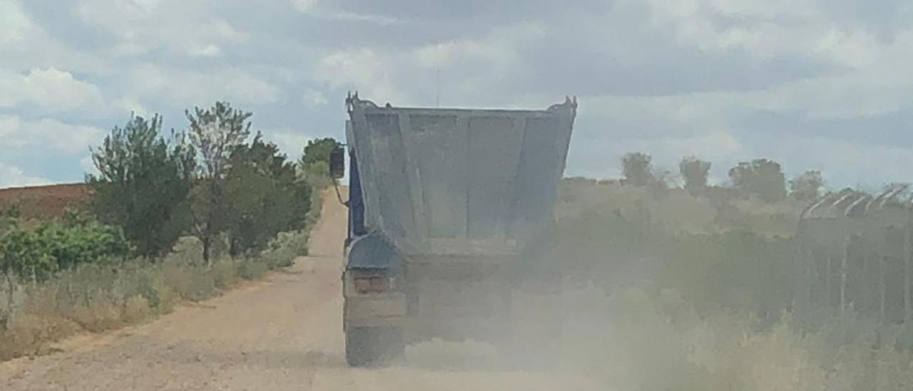 Un camión circula por uno de los caminos rurales del pago &quot;La Jara&quot; de Toro