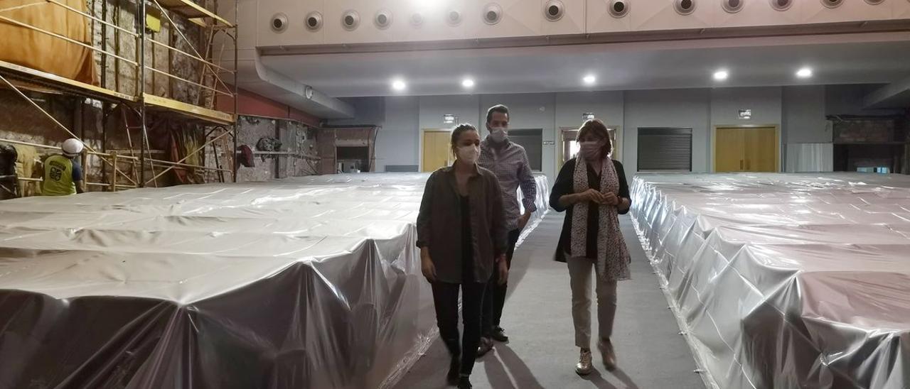La alcaldesa de la Vall d'Uixó, Tania Baños, y la concejala de Cultura, Maria Cruces, en la visita que realizaron en octubre a las obras.