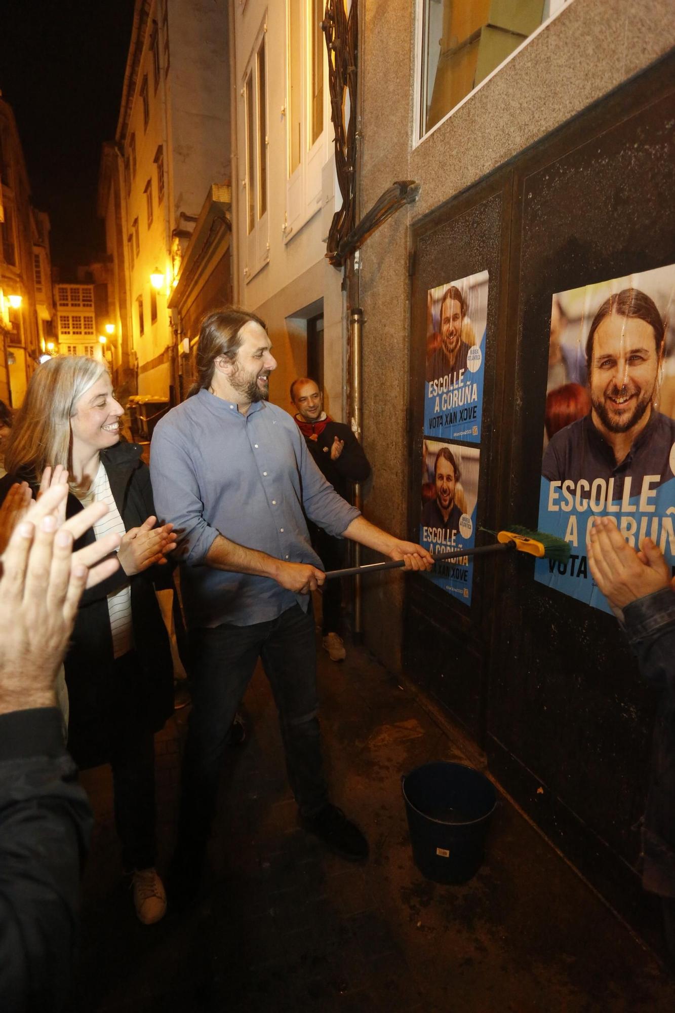 Arranca la campaña electoral: pegada de carteles de Marea Atlántica