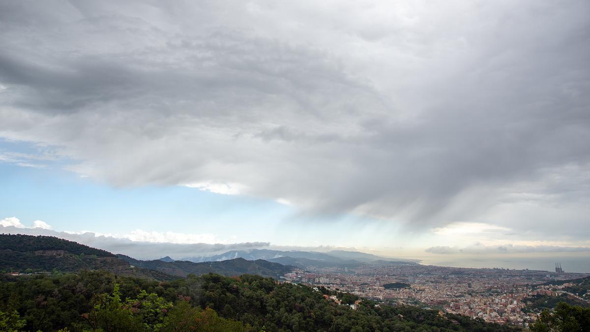 La lluvia se retira y da paso a algunos claros sobre Barcelona, el 22 de abril del 2024