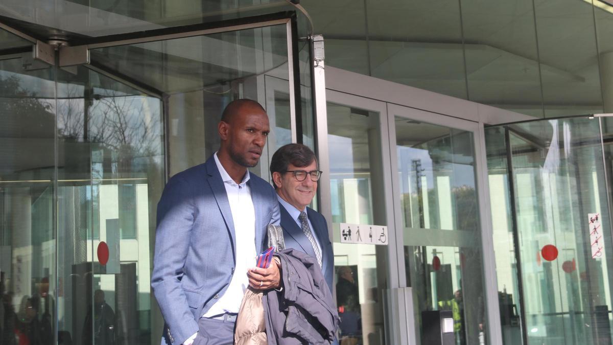 Eric Abidal i el seu advocat, Carles Monguilod, sortint de la Ciutat de la Justícia el 2019
