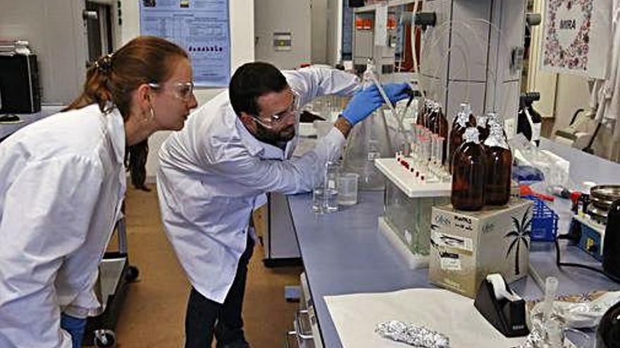 Dos investigadors de l&#039;ICRA analitzant mostres de substàncies contaminants.