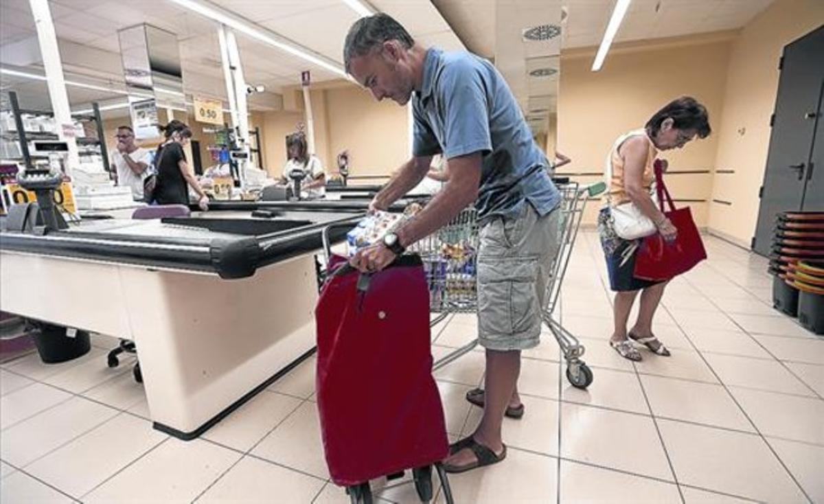 Un client fa la compra en un supermercat de la cadena Mercadona.