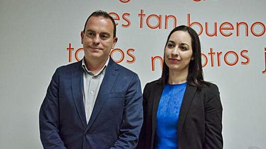 Francisco José Requejo, junto a su compañera Cruz Lucas en la sede de Ciudadanos.