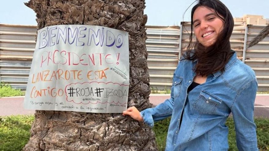 Pedro Sánchez manda un conmovedor mensaje a una joven canaria que se plantó con una pancarta frente a La Mareta
