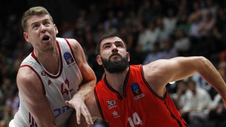 Travis Peterson, junto a Bojan Dubljevic.