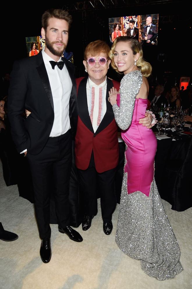Miley Cyrus y Liam Hemsworth con Elton John en la fiesta post-Oscar