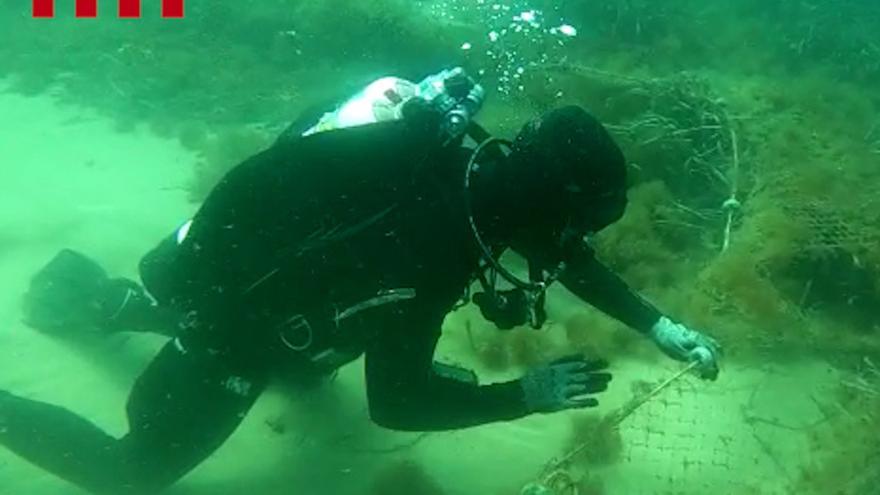 Retiren una xarxa de pesca de més de 50 metres perduda al fons marí de Blanes