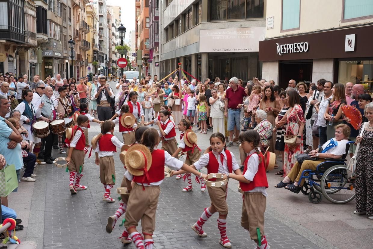 Castelló recibe con honores al Santísimo en la procesión del Corpus Christi