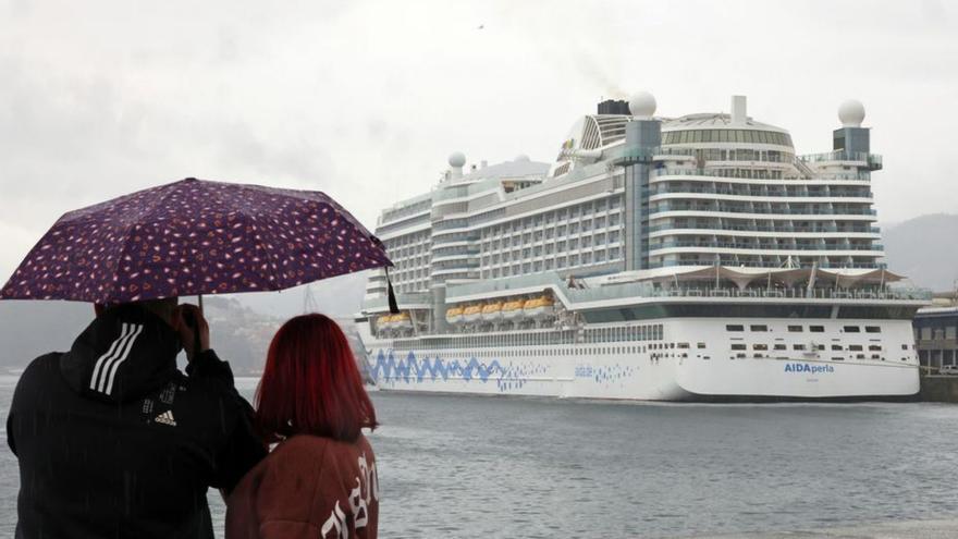 El “AidaPerla”, ayer en el
puerto de Vigo.   | // M. G. BREA