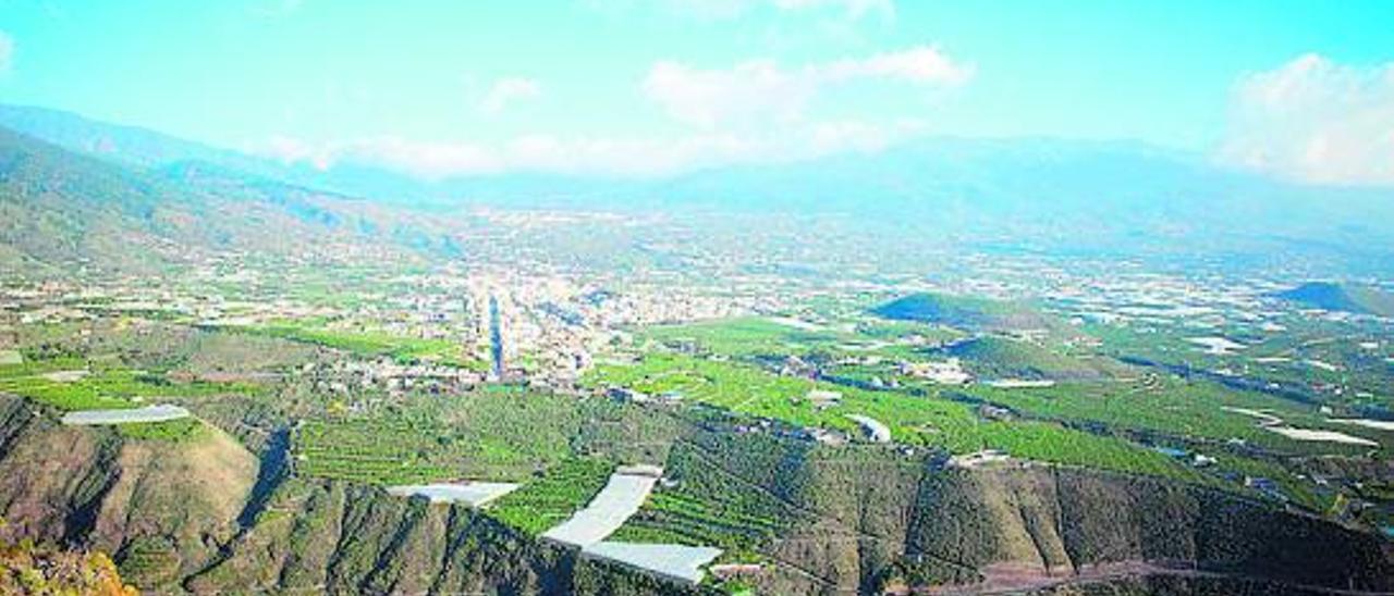 El llano de Aridane bajo la dorsal de Cumbre Vieja. | | LP / DLP