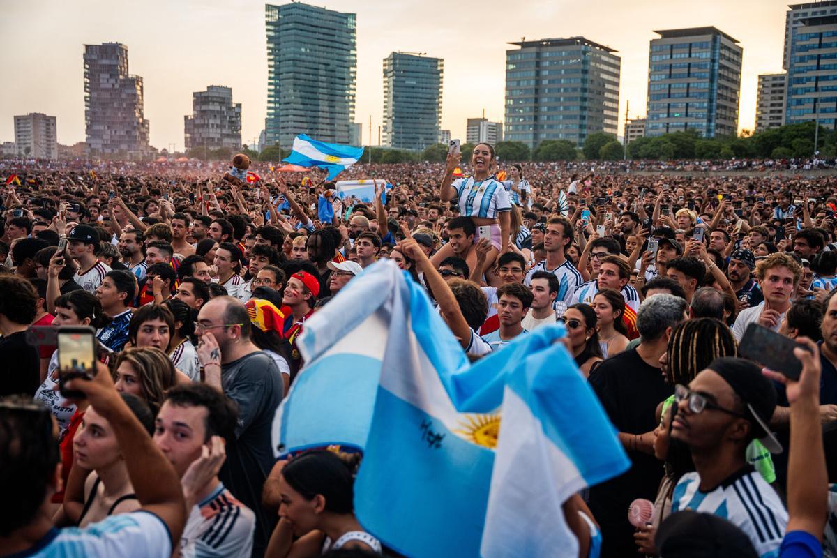 Aficionados de la selección española y de la selección argentina siguen la final del Mundial 2026 en la pantalla gigante situada en la Plataforma Marina del Fòrum