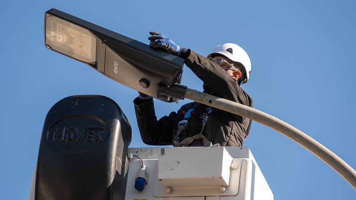 Un tècnic instal·lant un dels llums