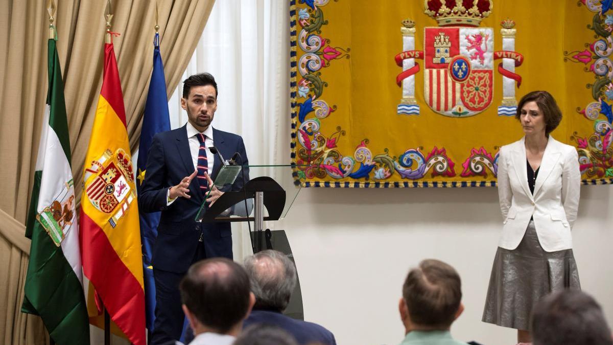 El secretario de Estado de Interior, Rafael Pérez, junto a la secretaria de Estado de Turismo, Isabel Oliver, durante la presentación de la Operación Verano 2020 y del Plan Turismo Seguro.