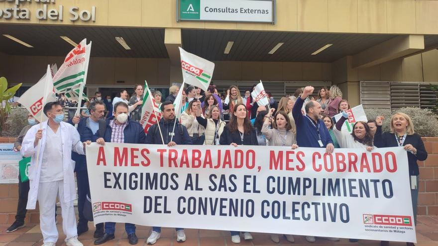 Sanitarios del Hospital Costa del Sol, ayer, protestan por demoras en sus retribuciones.