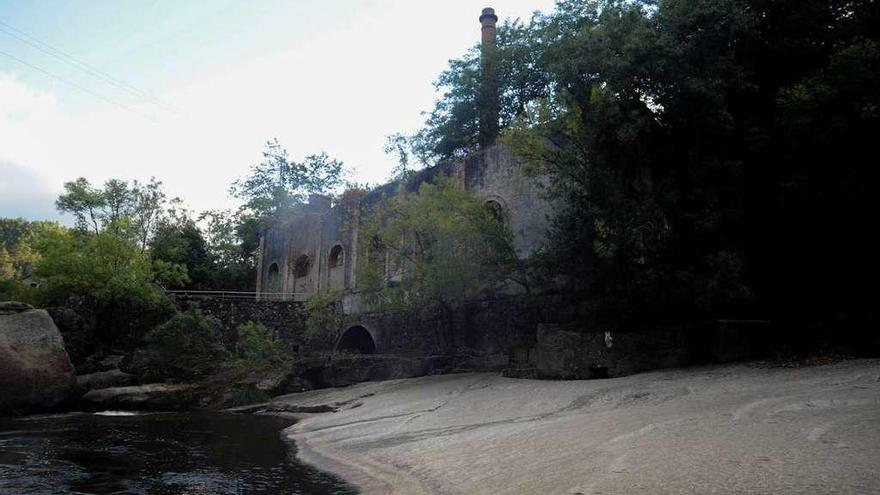 La central hidroeléctrica, a orillas de la cascada. // Iñaki Abella