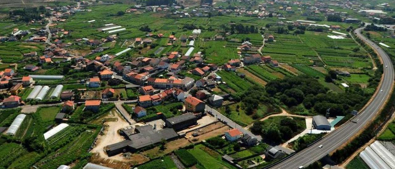 Panorámica de Corvillón (Cambados), donde se aprecian una decena de invernaderos. // Iñaki Abella