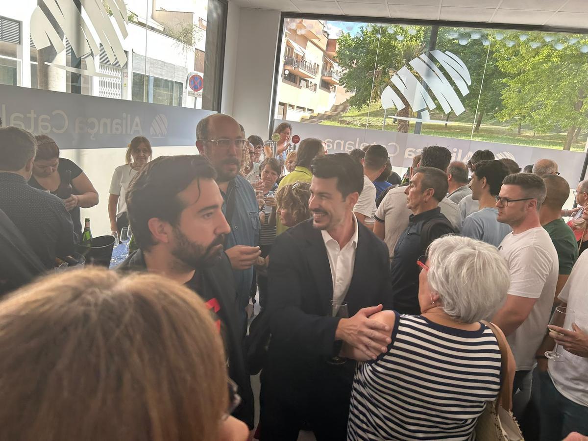 Jordi Subils, a l’esquerra, i Marc Villafañe, al centre, durant l’acte d’Aliança Catalana a Girona.