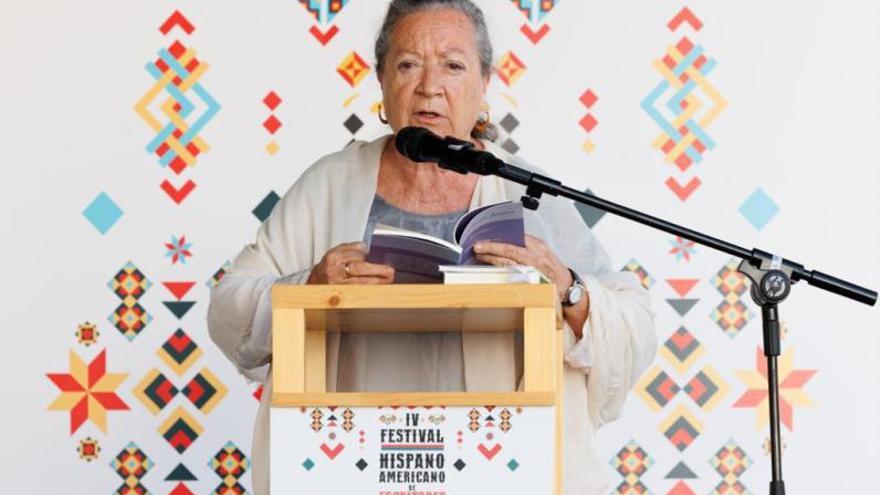 La poeta Elsa López, Premio Canarias de Literatura 2022, ayer, en el Gran Recital del Festival Hispanoamericano. | | ANDREW GALLEGO