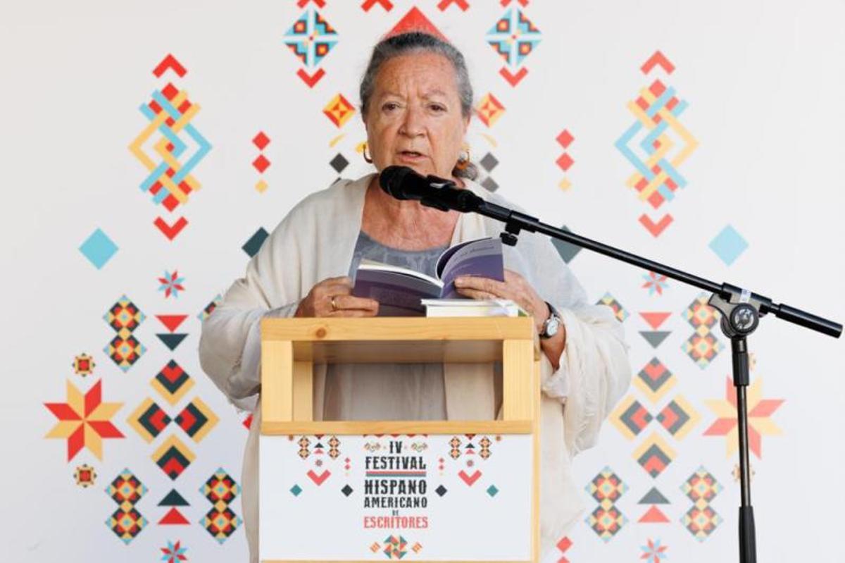 La poeta Elsa López, Premio Canarias de Literatura 2022, ayer, en el Gran Recital del Festival Hispanoamericano. | | ANDREW GALLEGO