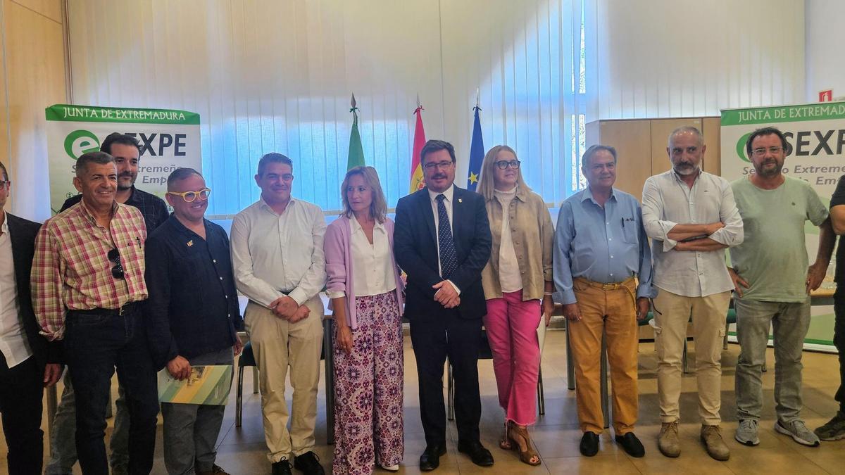 El consejero de Economía, Guillermo Santamaría, con los representantes de las autoescuelas de la región el acuerdo para el bono transporte que permitirá mejorar la formación y empleabilidad del sector.