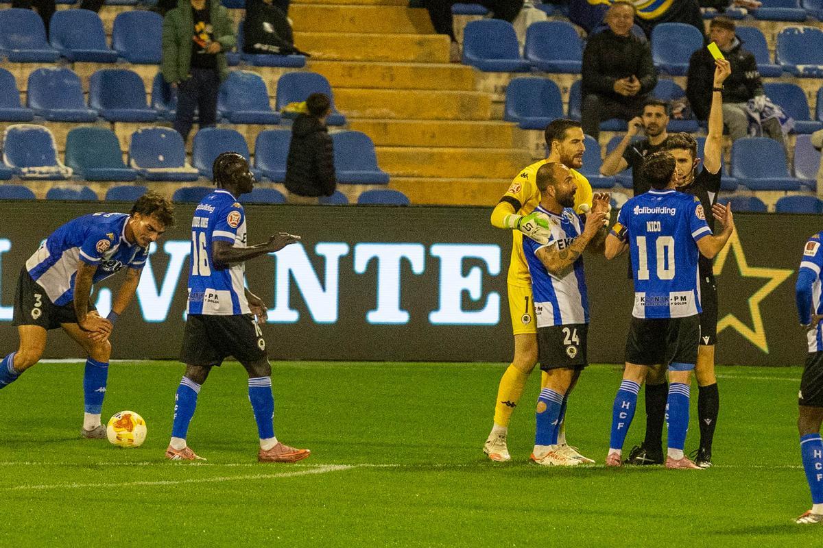 Pablo Morales le muestra la cartulina amarilla a Nico Espinosa, capitán del Hércules, por dirigirse a él.