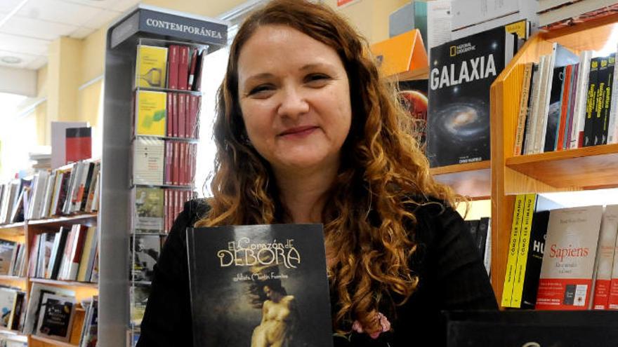 Julieta Martín Fuentes en la firma de libros de ayer en la librería Lemus.