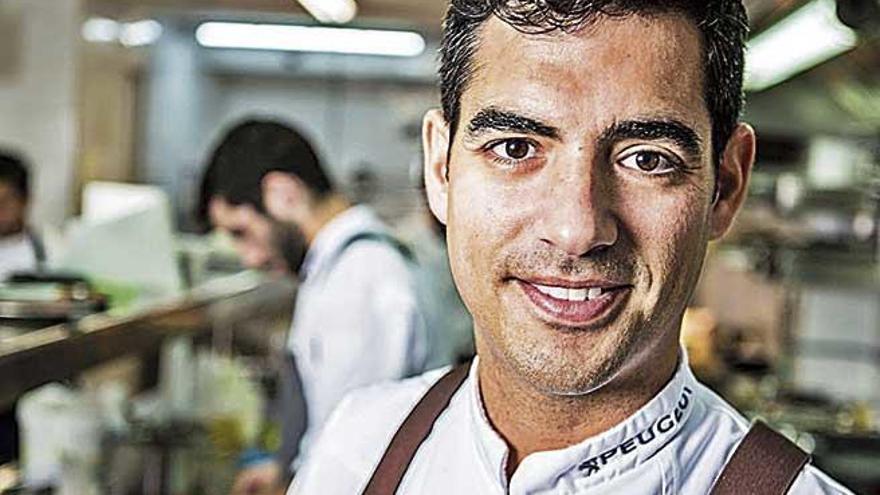 Andreu Genestra en la cocina de su restaurante.