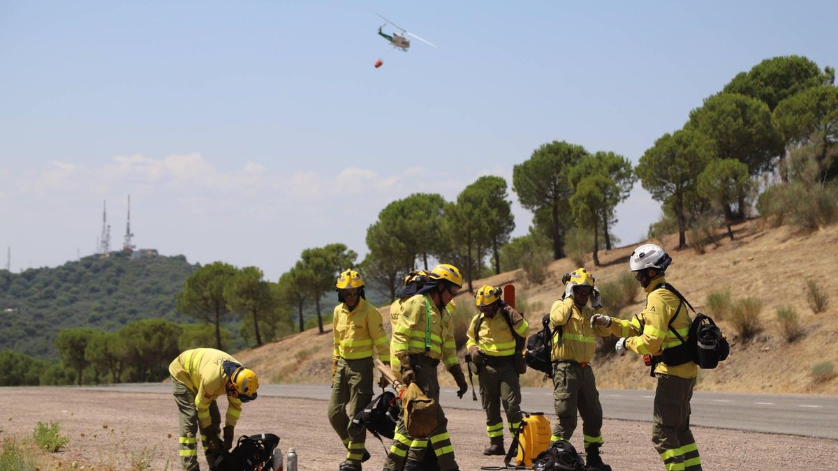 Un retén del Infoca se prepara para un ejercicio en el centro operativo de Los Villares.