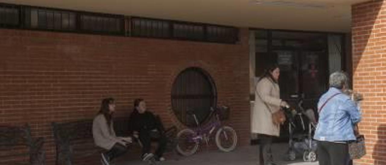 Pacientes en la entrada del centro de salud de Sant Joan.