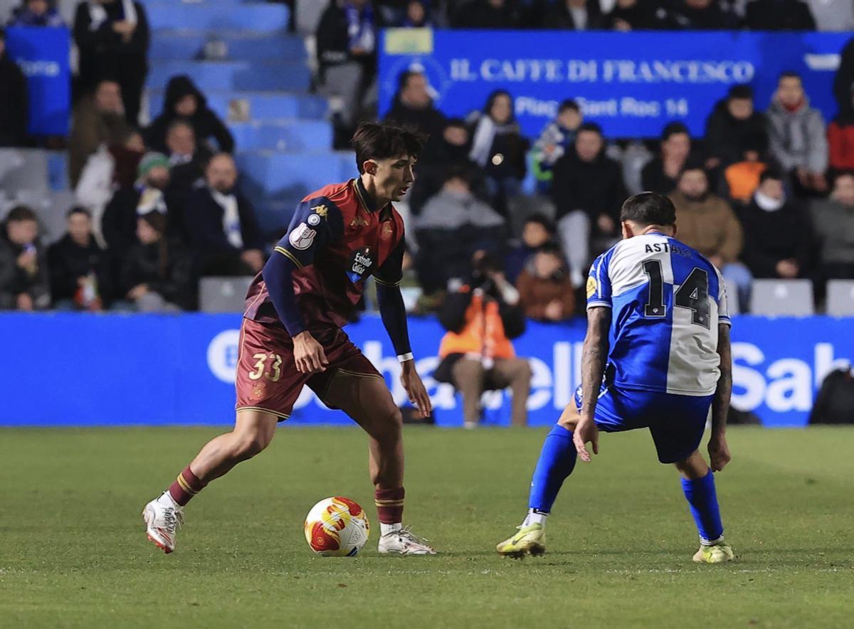 Fabi Urzain encara a Astals, jugador del Sabadell, durante el partido. |  Fernando Fernández | FERNANDO FERNÁNDEZ