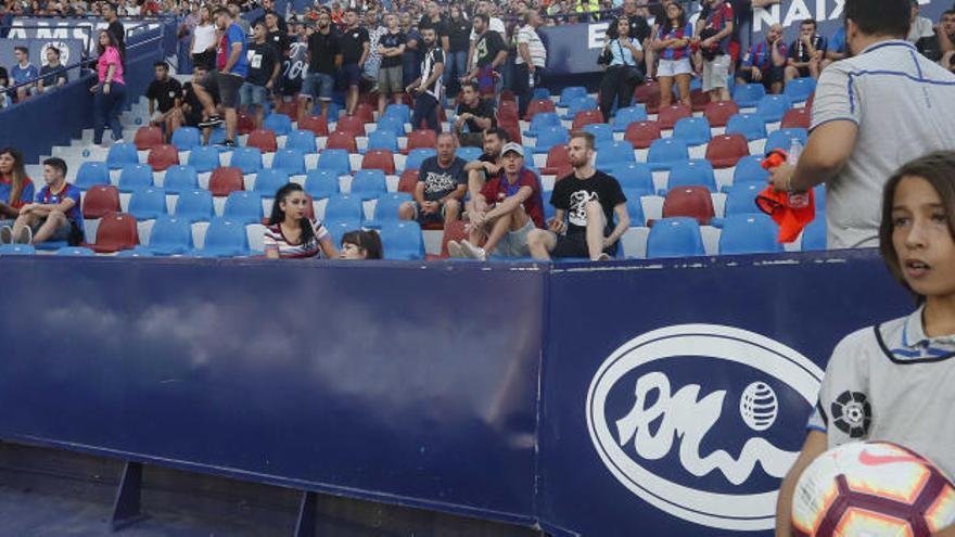 La grada de animación, semivacía en el partido ante el Alavés.