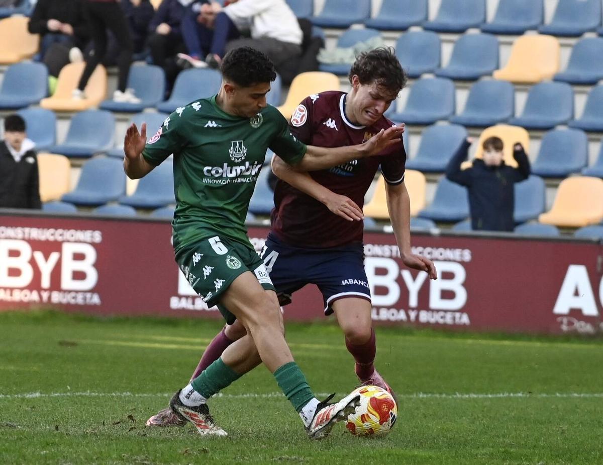 Joao Resende y Brais Val pelean un balón
