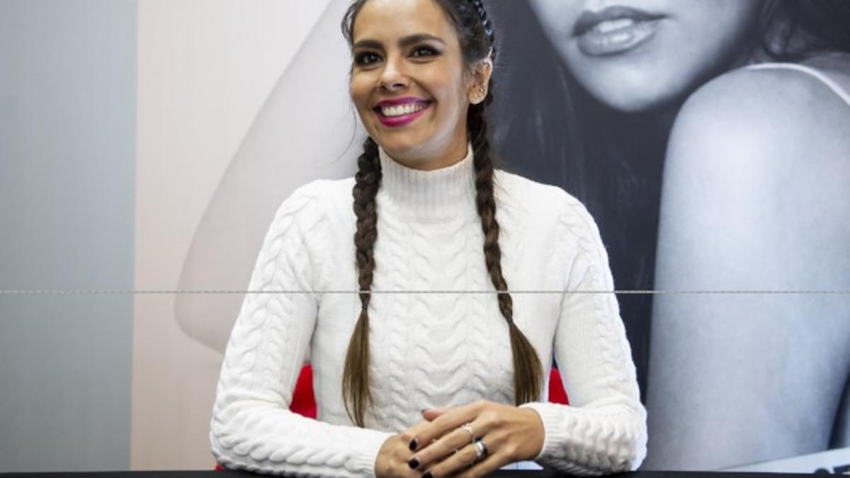 Cristina Pedroche con trenzas de raíz y jersey blanco de Capriche