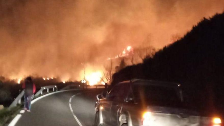 Las llamas se acercan a la carretera. // FdV