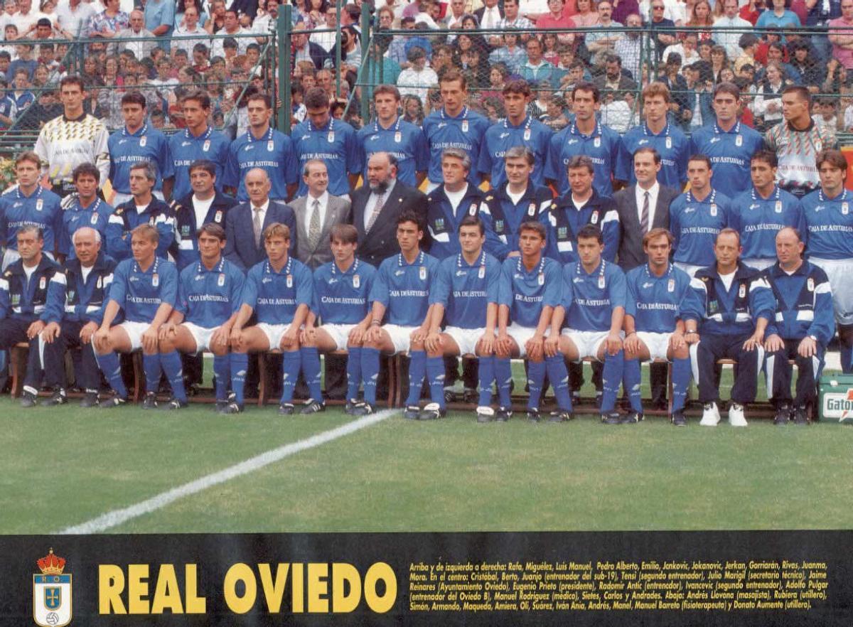 Iván Ania, sentado el quinto por la derecha, en el Oviedo de la campaña 1994-95, primera en la que él jugó con la primera plantilla.