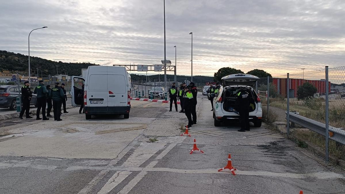 Un moment del macrodispositiu policial a la Jonquera de divendres passat.
