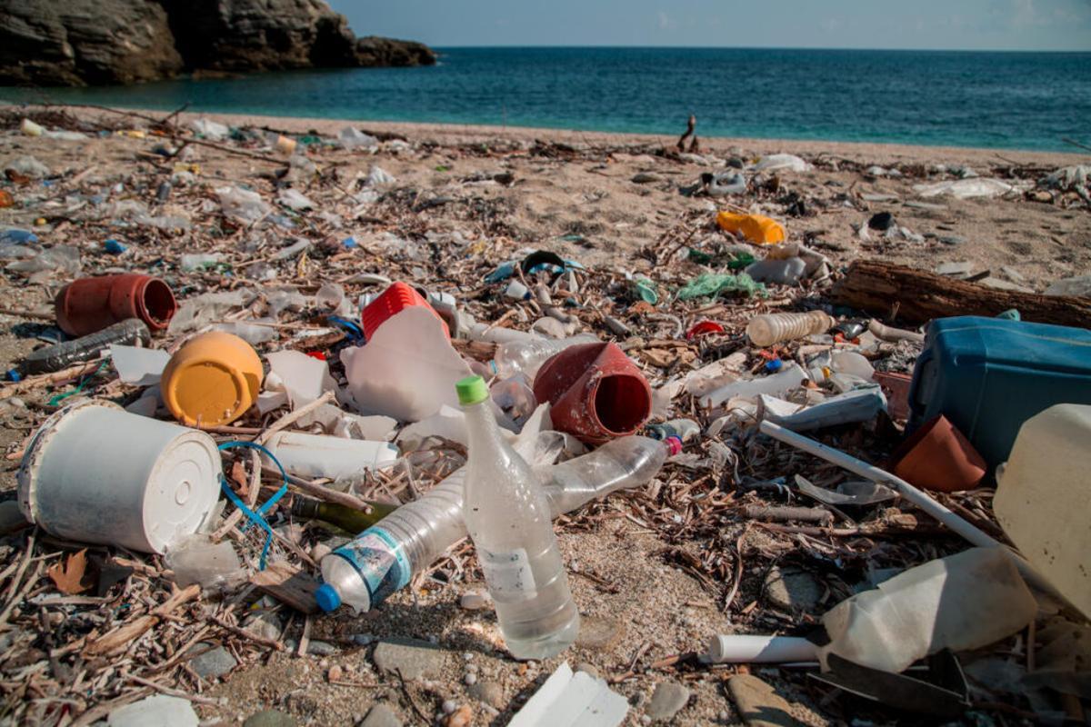 Ley de residuos: un nuevo golpe a los plásticos desechables