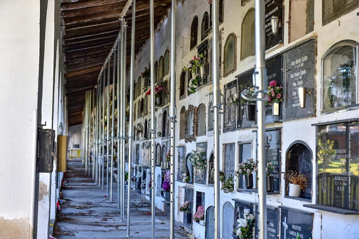 Más de dos años sin poder acceder a 300 nichos del cementerio de Plasencia.