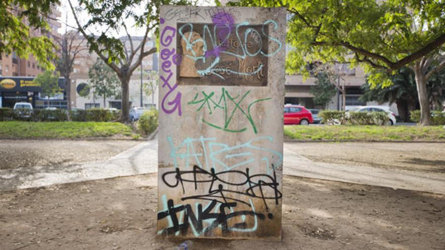 El vandalismo se ceba con el monolito a José Martí