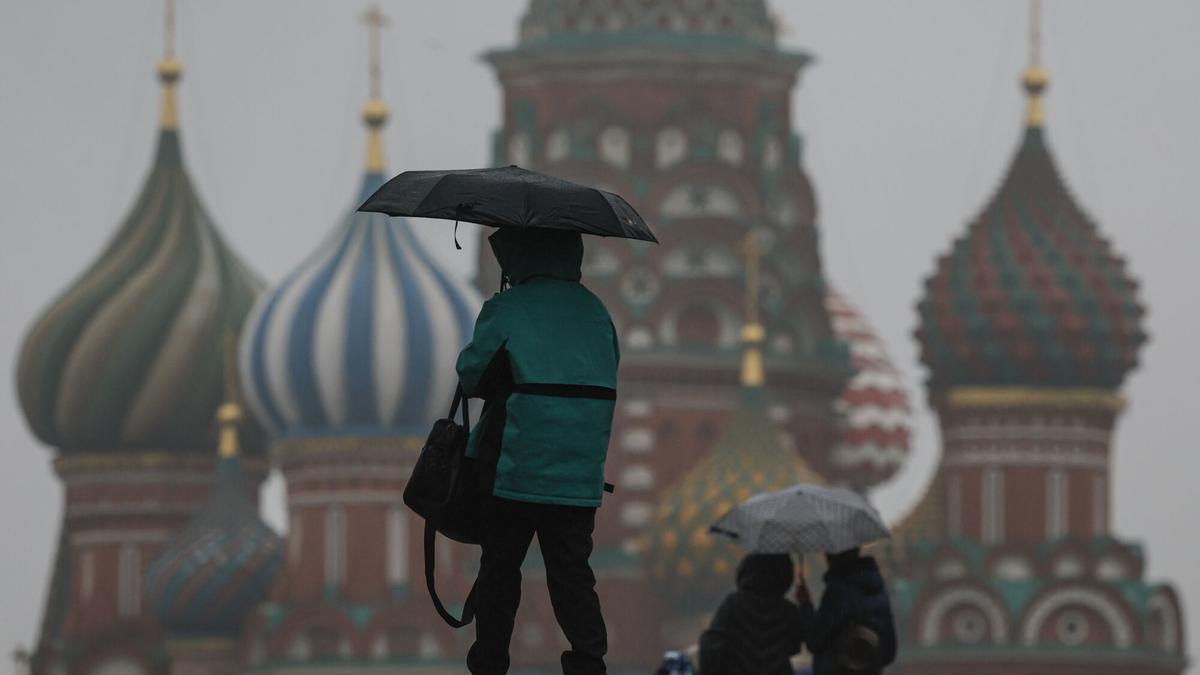 MOSCOW (Russian Federation), 24/11/2025.- People with umbrellas walk on the Red Square at a rainy autumn day in Moscow, Russia, 24 November 2025. According to weather forecasts, the next few days will be warm in Moscow, and air temperature will rise to 7 Celsius degrees. (Rusia, Moscú) EFE/EPA/SERGEI ILNITSKY