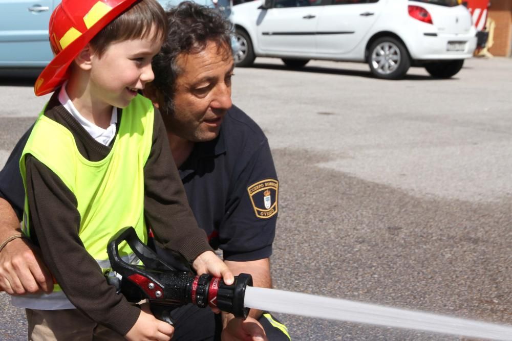 Visita de las teresianas a los bomberos