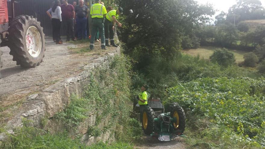 Vista del lugar en el que se produjo el accidente, con el desnivel a la izquierda desde el que se precipitó el tractor. // Rafa Vázquez